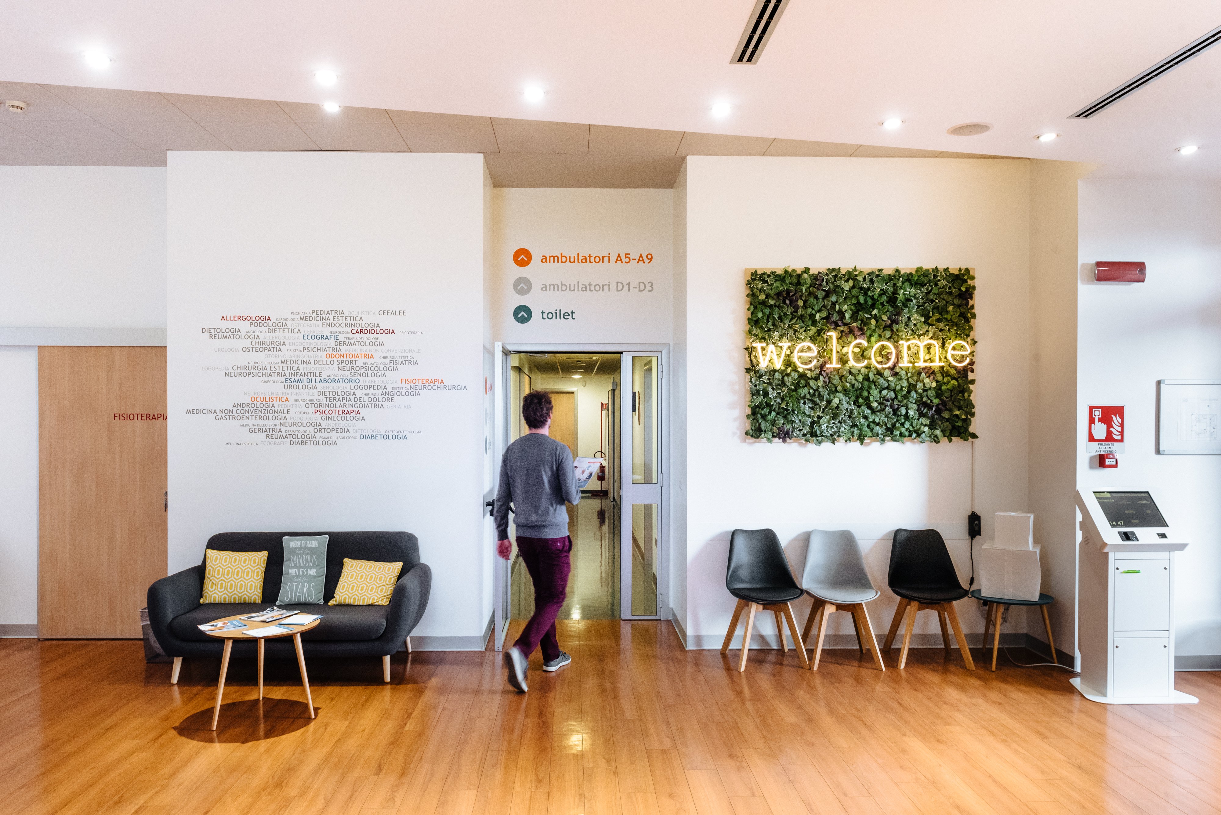 Sala attesa - customer desk Cimiano (8)