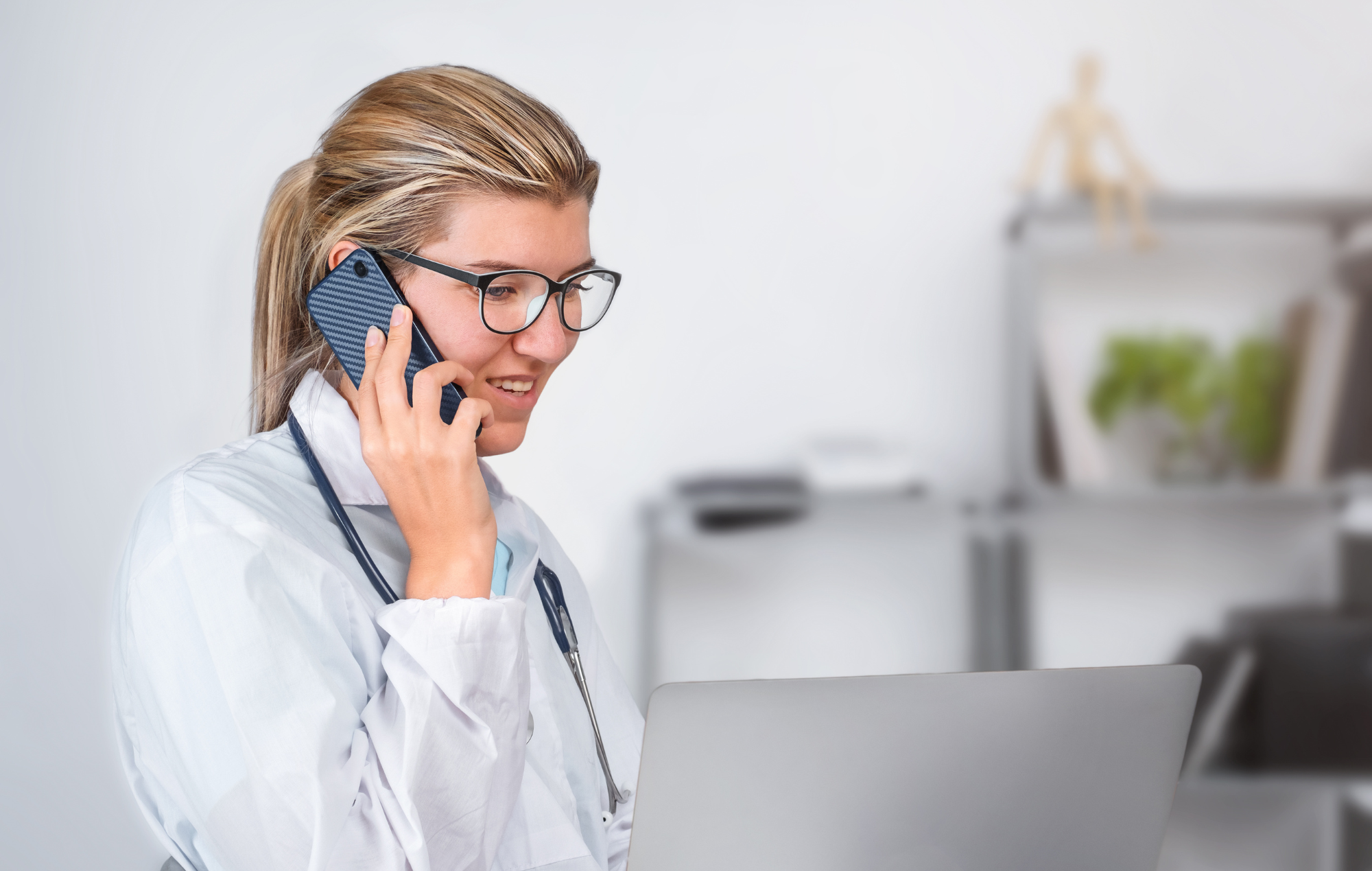 dottoressa al telefono 1