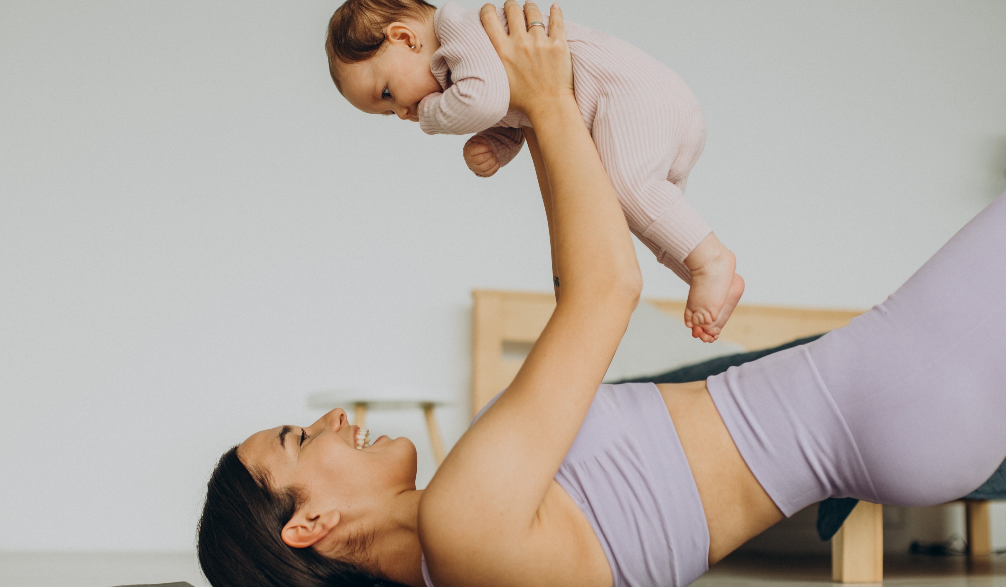 la-mamma-con-la-sua-bambina-pratica-lo-yoga-a-casa-1-2